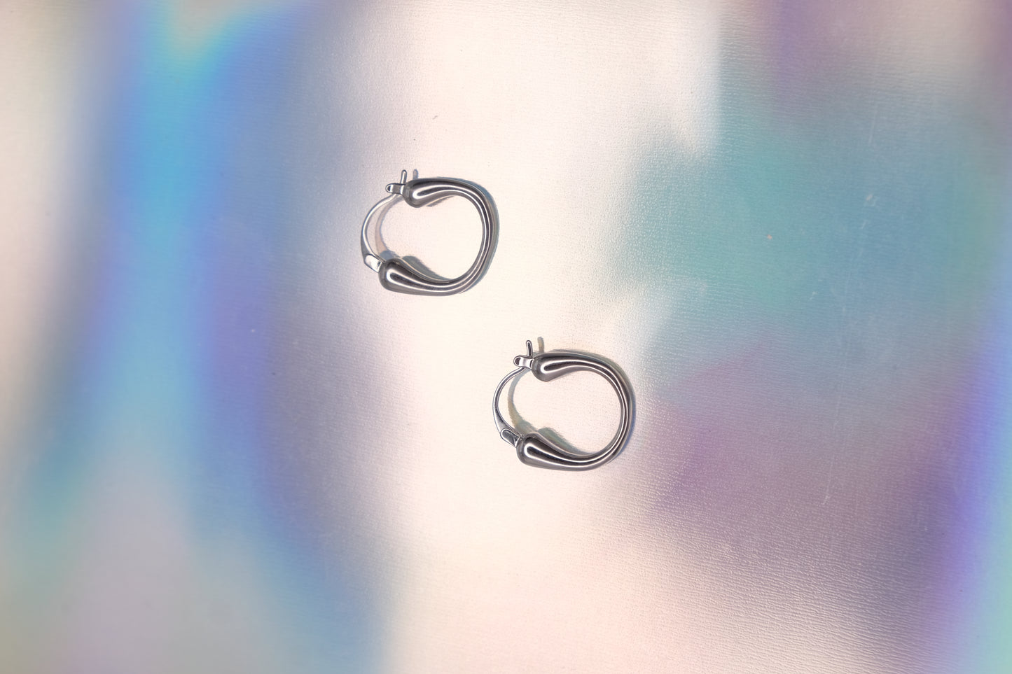Modern Curve Gold/Silver Hoop Earrings - Gold/Silver Plated Sleek Design - Sterling Silver Posts | Anting Hoop Wanita